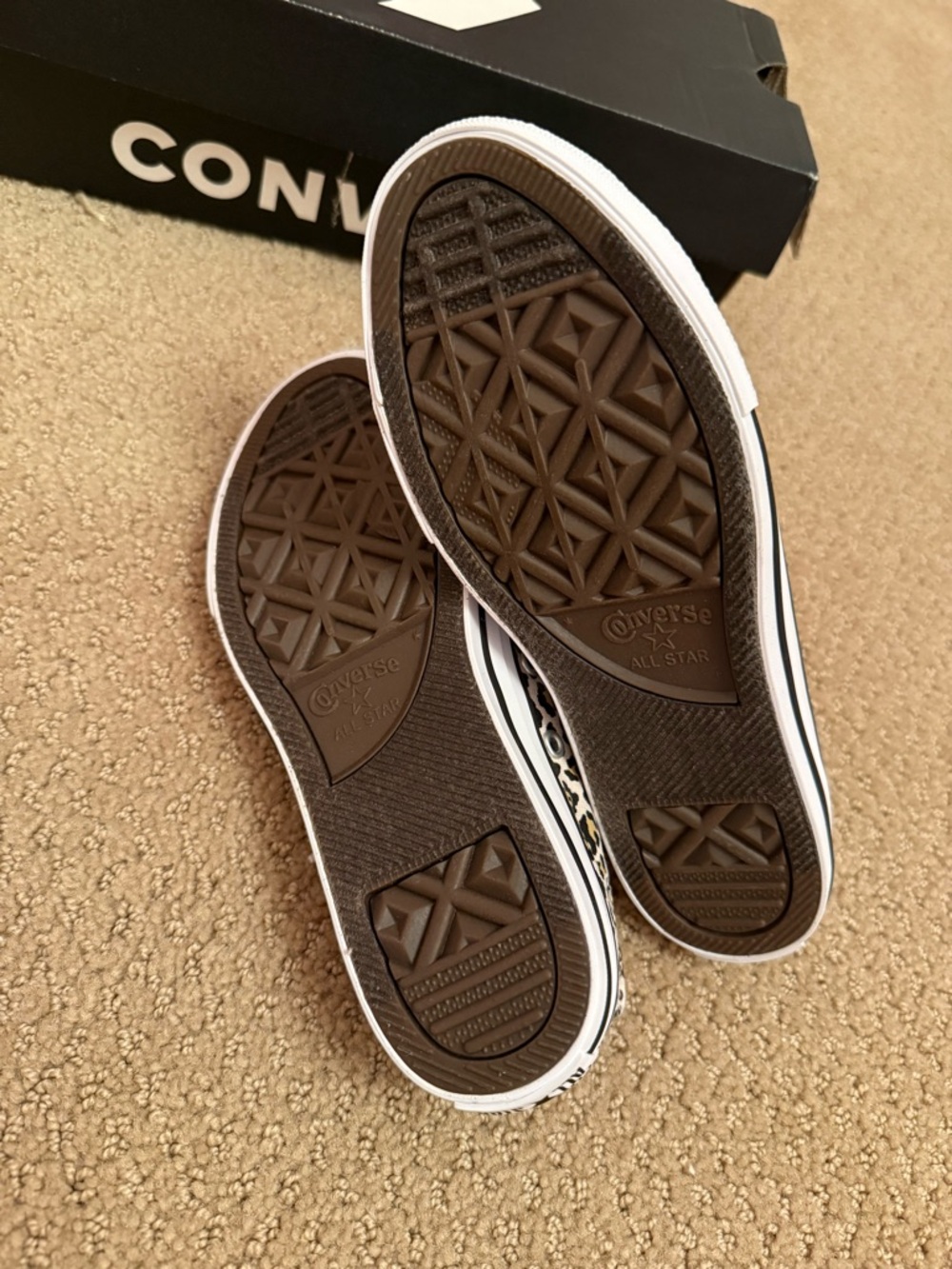 New in box. Converse leopard low sneakers. Size 2 - Picture 5 of 5